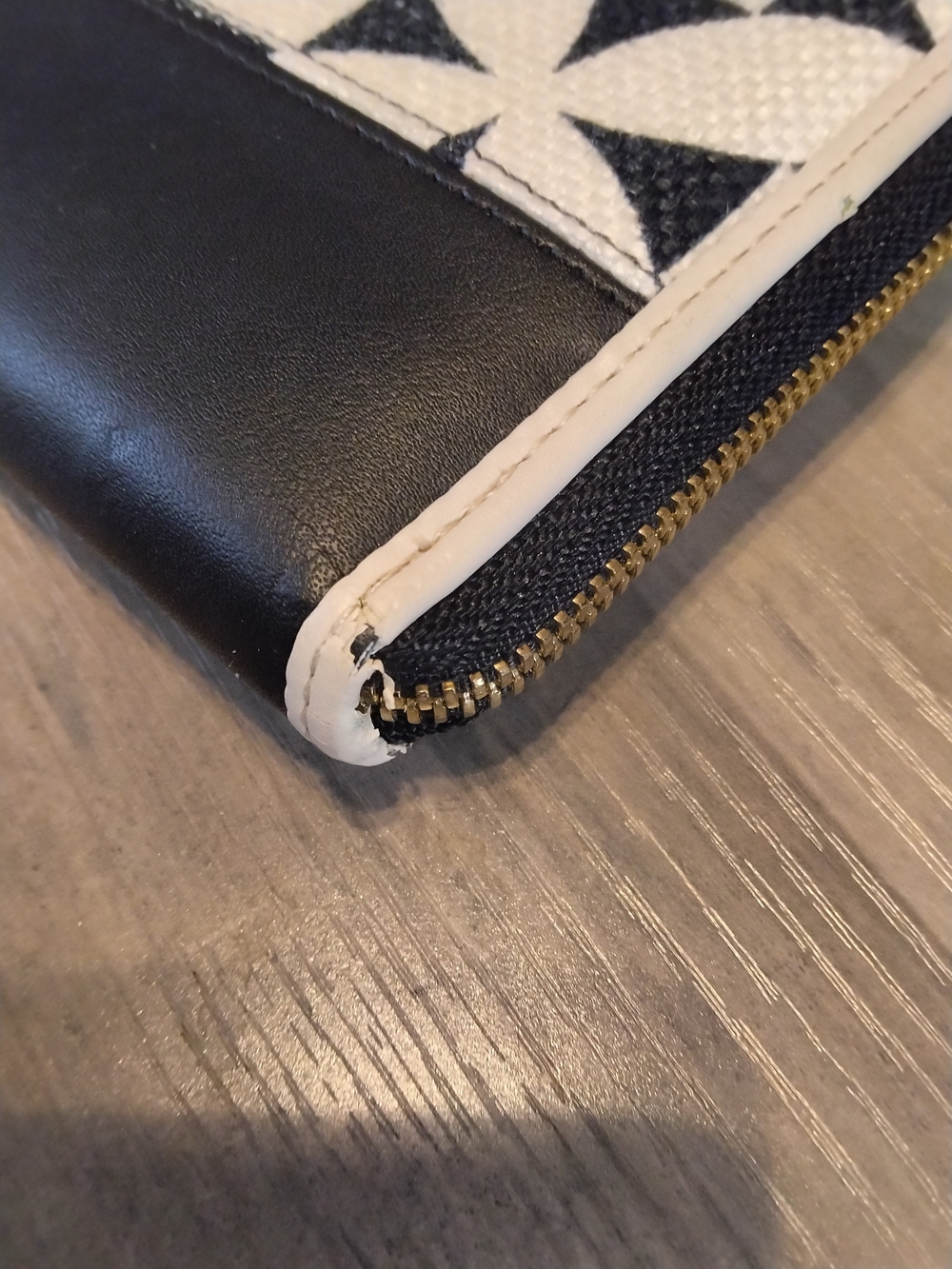 Spartina Stylish Black & White Wristlet Wallet - Designer-Inspired - Picture 7 of 7